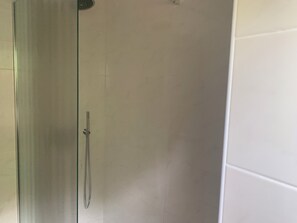 Bañera con ducha, secador de pelo