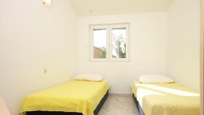 A small, clean room with two single beds, a window, and a light fixture. - Apartment in Preko with Seaview, Terrace, Air condition, WIFI (4568-6) (Preko)