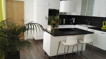 Een koelkast, een microgolfoven, een oven, een kookplaat