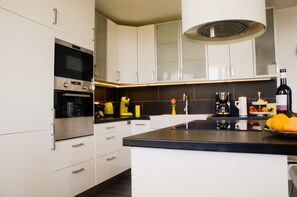 Jääkaappi, mikroaaltouuni, uuni, liesi