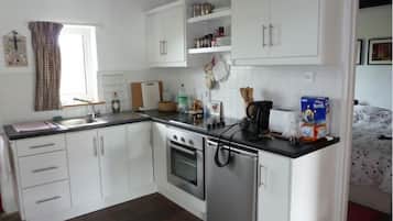 Kühlschrank, Ofen, Herdplatte, Wasserkocher mit Kaffee-/Teezubehör