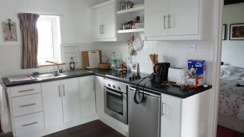 Fridge, oven, stovetop, coffee/tea maker