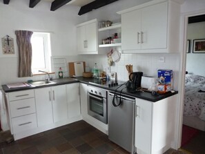 Fridge, oven, stovetop, coffee/tea maker