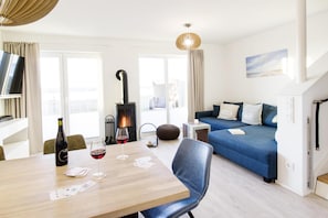 TV, fireplace, DVD player, books - Heimathafen - First Row Waterfront, 360° Rooftop Terrace, Sauna, Fireplace (Olpenitz)