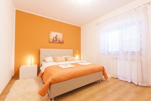 5 chambres, bureau, fer et planche à repasser, lit de bébé portatif