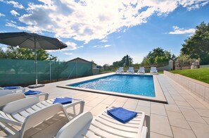 Outdoor pool - Spacious and private pool Villa, parking, wifi, fenced (Pazin)