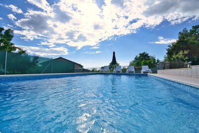 Spacious and private pool Villa, parking, wifi, fenced