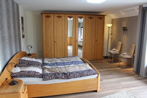 4 bedrooms, iron/ironing board, free WiFi, bed sheets