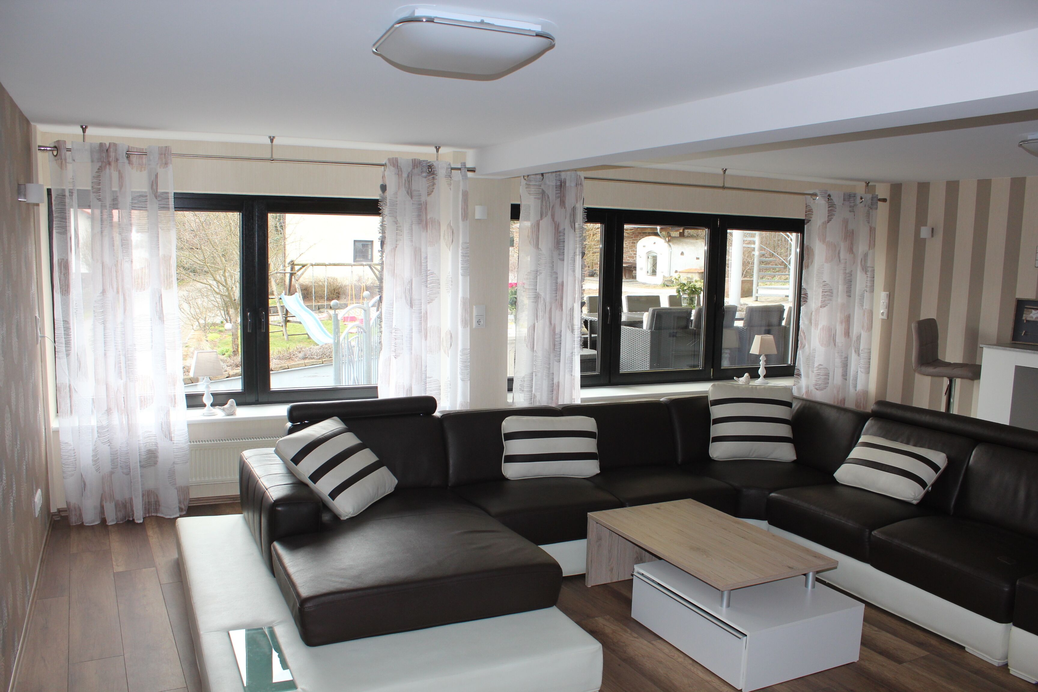 Smart-TV, DVD-Player, Bücher, Videothek