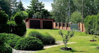 Stillvolles Haus in idyllischer, ruhige Lage, große Gartenanlage.
