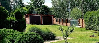 BekvÀmt elegant hus i ett idylliskt, lugnt lÀge, stor trÀdgÄrd, carport