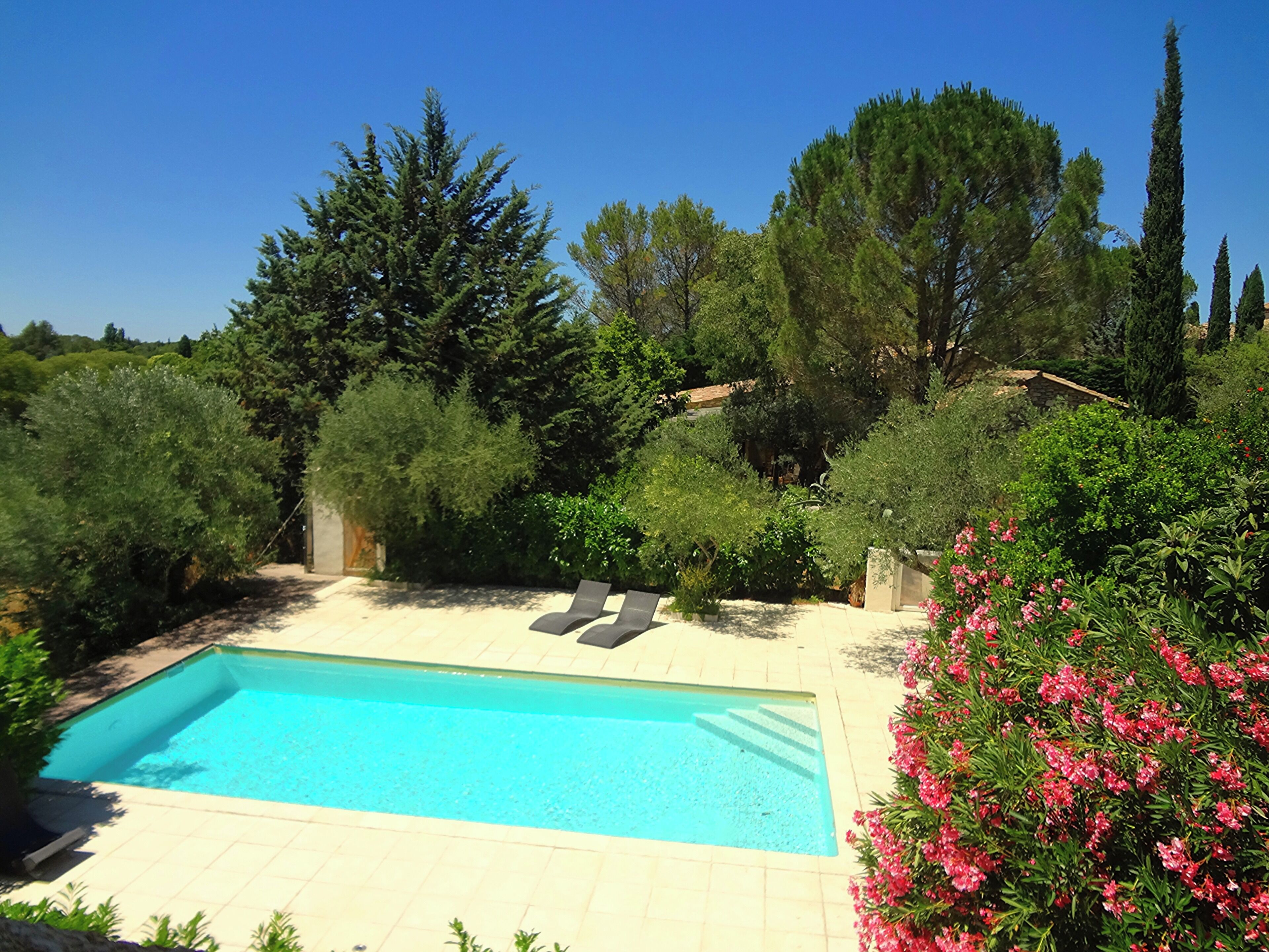 Una piscina al aire libre
