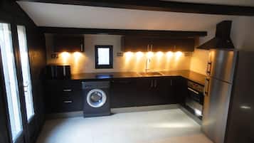 Een koelkast, een magnetron, een oven, een kookplaat