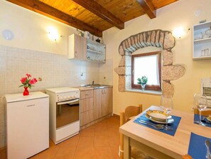 Fridge, oven, stovetop, coffee/tea maker - Holiday home with garden and satellite TV (Mali Turini)