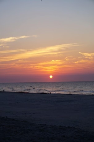 Beach nearby, sun-loungers. Idyllic thatched cottage in close proximity to the beach