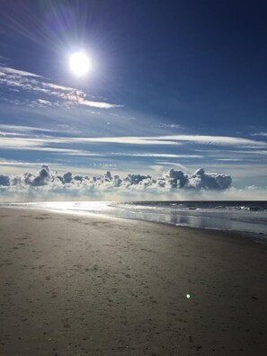 Nära stranden och solstolar