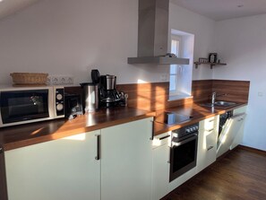 Kühlschrank, Mikrowelle, Ofen, Herdplatte