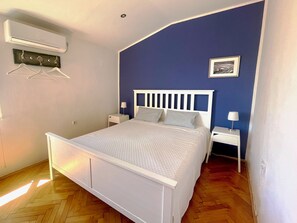 2 bedrooms, iron/ironing board, WiFi, bed sheets