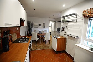 ثلاجة، ميكروويف، فرن، موقد طهي مسطح