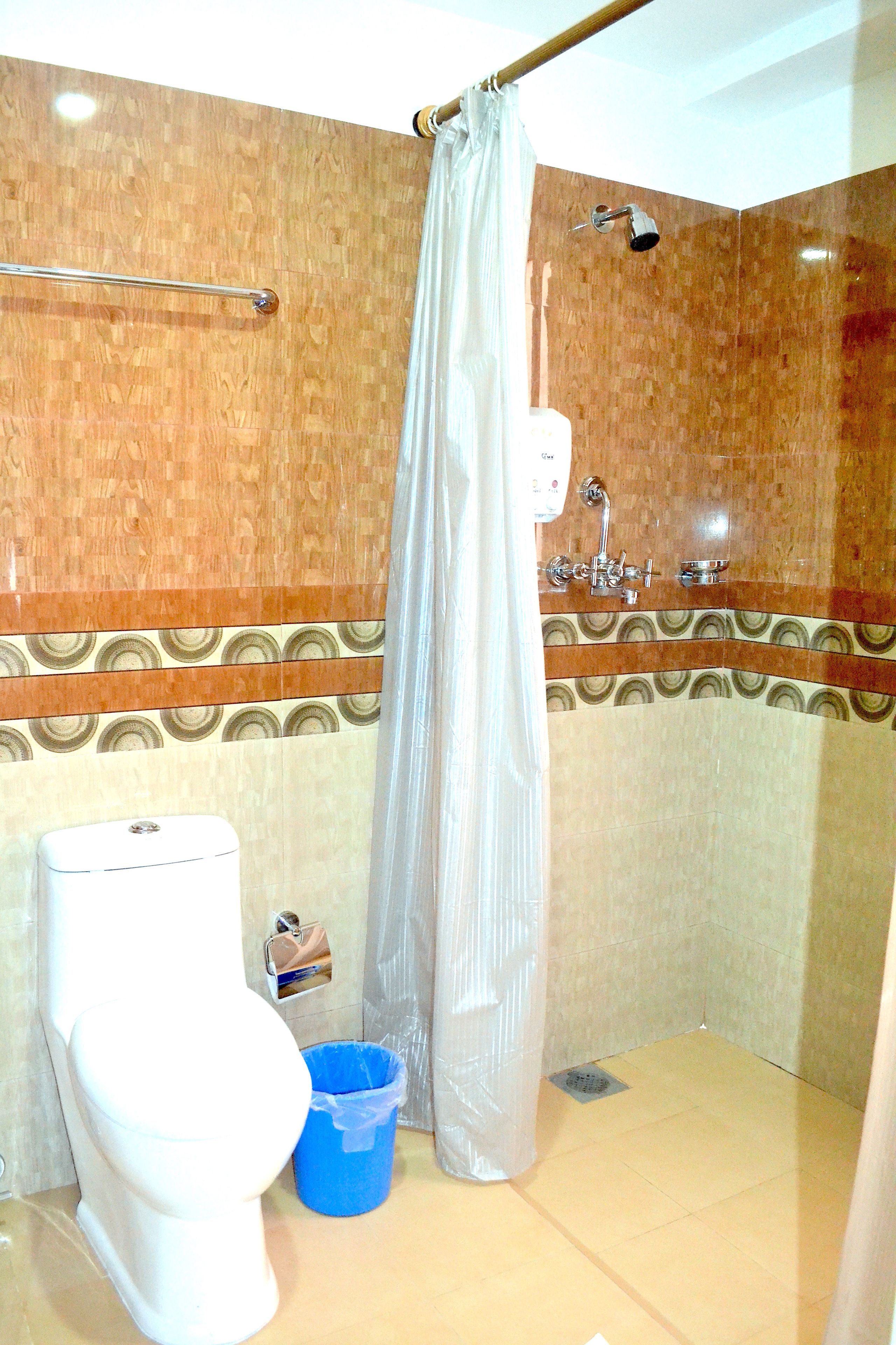 rainfall showerhead, free toiletries, hair dryer, slippers