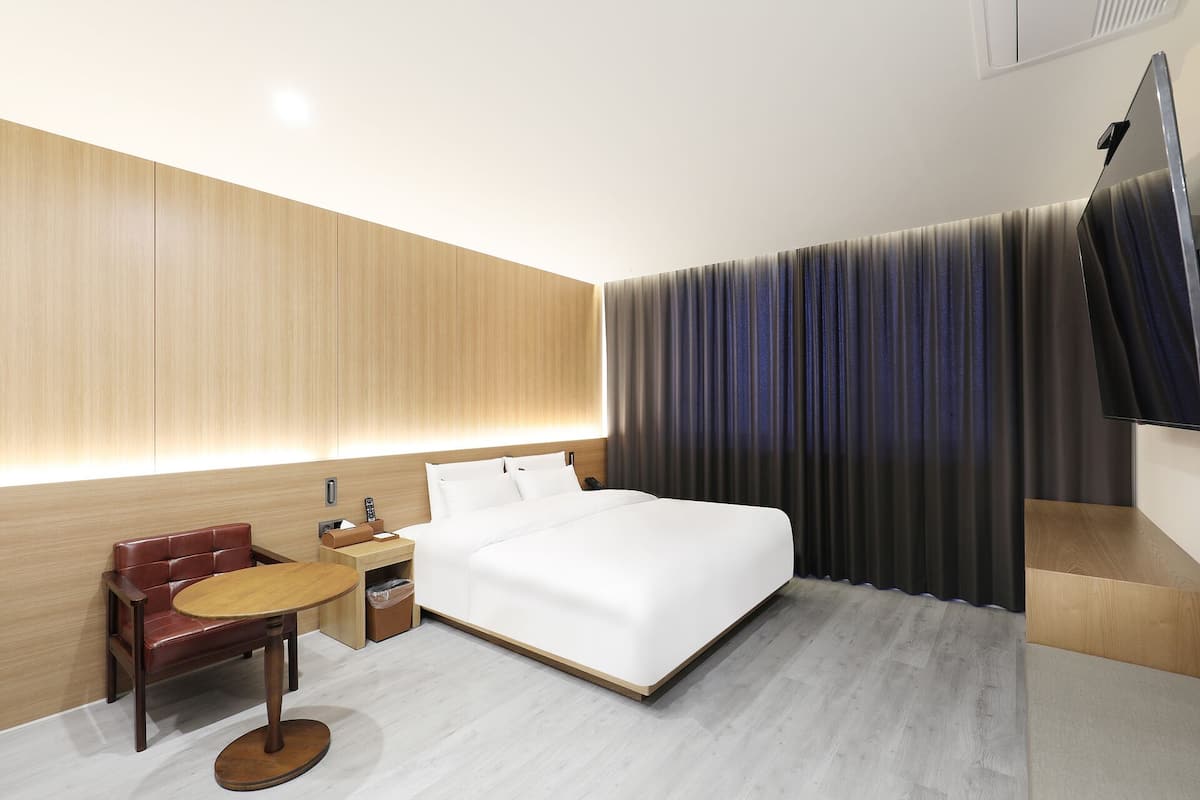 Premium Room, 1 King Bed, Non Smoking | Desk, laptop workspace, blackout curtains, free WiFi