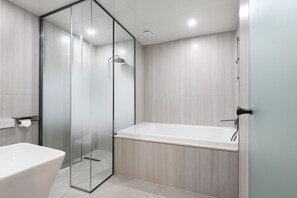 Camera Premium, 1 letto king, non fumatori | Bagno | Set di cortesia gratuito, asciugacapelli, accappatoio, pantofole