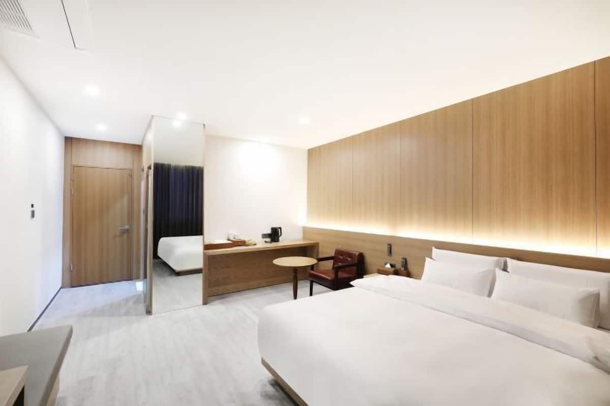 Escrivaninha, espaço de trabalho para notebook, cortinas blackout