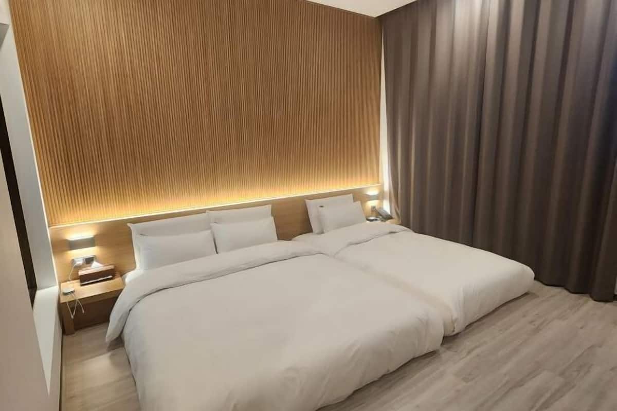 Escrivaninha, espaço de trabalho para notebook, cortinas blackout