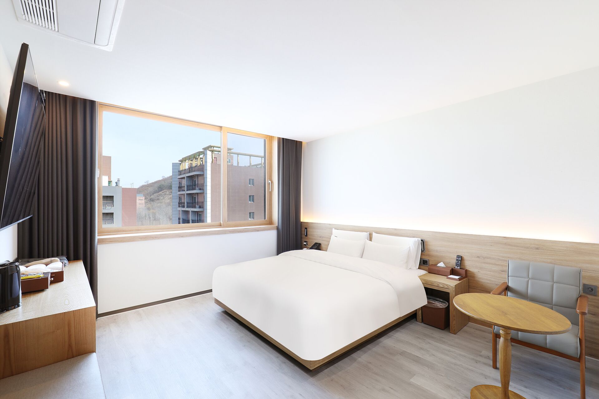 Kamar Superior, 1 Tempat Tidur King, Bebas Asap Rokok | Meja kerja, ruang kerja ramah laptop, dan tirai kedap cahaya