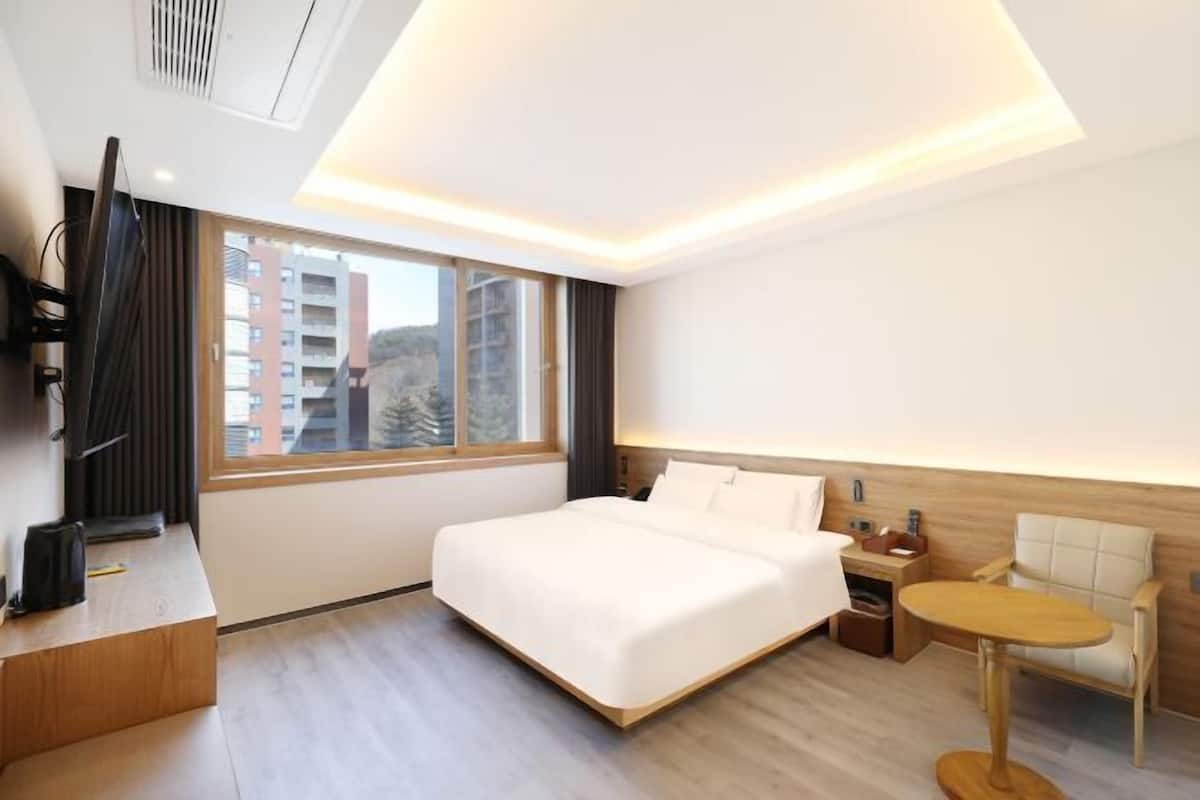 Escrivaninha, espaço de trabalho para notebook, cortinas blackout