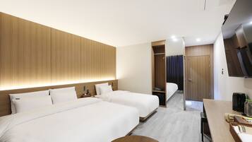 Premium Twin Room, Berbilang Katil, Non Smoking | Meja, ruang kerja komputer riba, langsir/tirai gelap terus