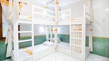Quarto urbano, várias camas, para não fumantes, vista para a cidade | 4 quartos, roupas de cama de algodão egípcio, roupas de cama premium