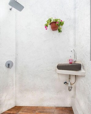 City-Zimmer, Mehrere Betten, Nichtraucher, Stadtblick | Badezimmer | Badewanne und Dusche (separat), Komfortbadewanne, Hydromassagedusche