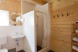 Shower, hair dryer, towels, soap - Alpine hut Gorjuse - in the Triglav National Park - Bohinjer Alm (Bohinjska Bistrica)