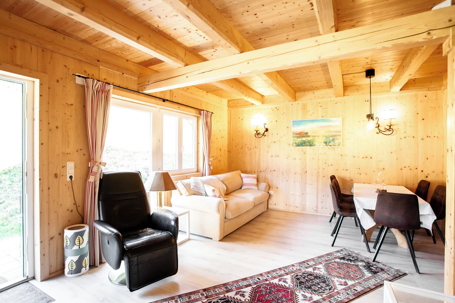 Smart TV, caminetto, libri