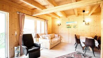 Smart TV, caminetto, libri