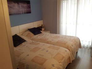 2 bedrooms, desk, iron/ironing board, free WiFi - Large apartment on the beachfront, quiet, beautiful views of the sea, with garage (Blanes)