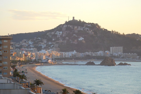 Blanès, son rocher et son château, depuis l'appartement.