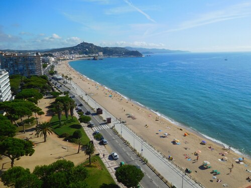 Large apartment on the beachfront, quiet, beautiful views of the sea, with garage