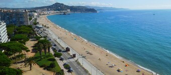 Large apartment on the beachfront, quiet, beautiful views of the sea, with garage