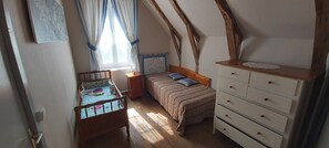 3 habitaciones, escritorio, tabla de planchar con plancha y wifi gratis