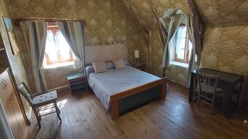 3 bedrooms, desk, iron/ironing board, free WiFi