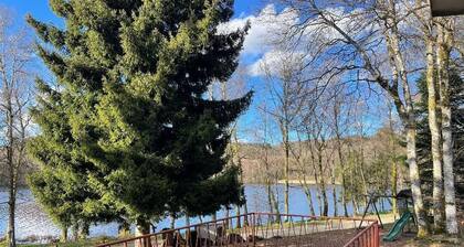 Omakotitalon näkymät järvelle Settons, hiljainen turisti reitti.