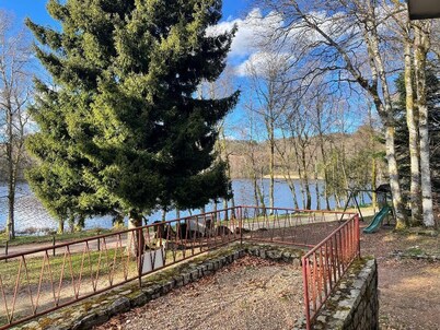 Self-catered house with view over the lake of Settons, quiet touristy road