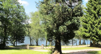 Self-catered house with view over the lake of Settons, quiet touristy road