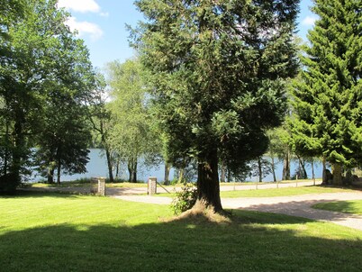 Self-catered house with view over the lake of Settons, quiet touristy road