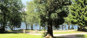 Individuelles Haus mit Blick auf den Lac des Settons, ruhige Touristenroute.
