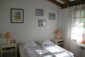 3 slaapkamers, een strijkplank/strijkijzer, reisbedje, gratis wifi