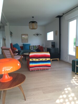 Fernseher, DVD-Player, Bücher, Stereoanlage