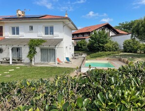 A two-story house with a swimming pool, a covered patio, and a garden. - Old Boucau les Bains Villa  (Vieux-Boucau-Les-Bains)